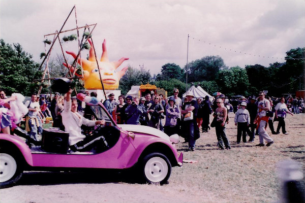 YA2c: The 2CV blends into the party atmosphere