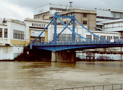 YA7b: The Renault logo appears at the end of a bridge connecting the island