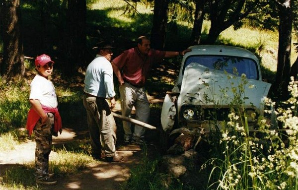 YA8a: Puzzled onlookers examine the R4 in the undergrowth