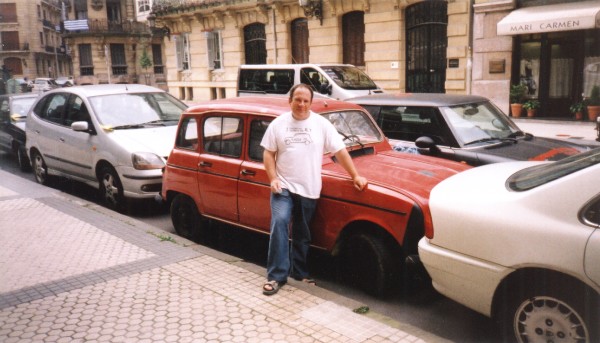 Luis with his red Renault 4, wedged in between two other cars that had parked rather thoughtlessly
