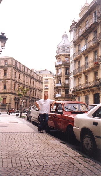 Luis stands proudly beside his R4 in the centre of San Sebastián
