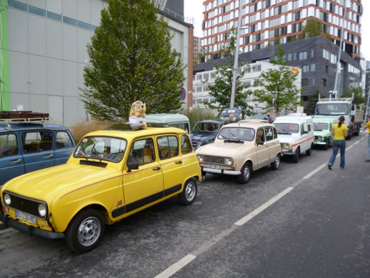 A small group of Renault 4s take to the Parisian streets / Un petit groupe de quatrelles déscendent sur les rues Parisiennes