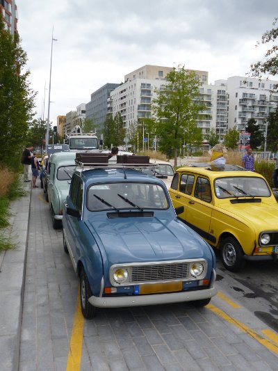 The R4s arrive at the site of the old Renault factory on the Île Seguin / Les 4Ls arrivent au site de la vieille usine de Renault sur l'Île Seguin