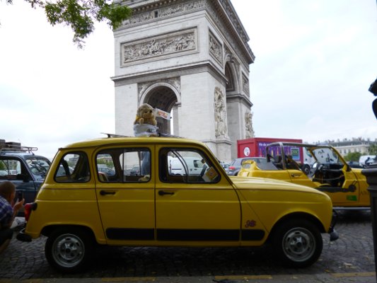 A yellow Sixties edition and a convertible amongst others in front of the Arc de Triomphe / Un modèle Sixties jaune et une décapotable parmi des autres devant l'Arc de Triomphe