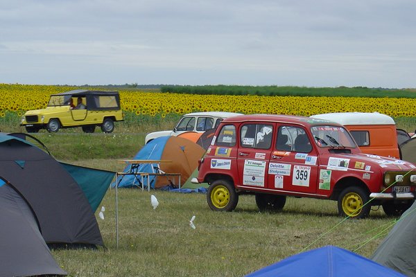 Thenay 2011 série 1 numéro 01: un Rodéo passe le camping devant les tournesols