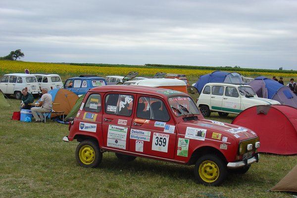 Thenay 2011 série 1 numéro 02: une 4L du 4L Trophy parmi des autres au camping