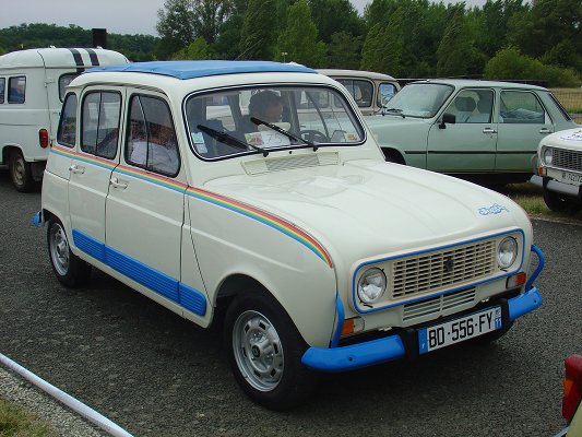 Thenay 2011 série 1 numéro 07: un Renault 4 Jogging en parfait état