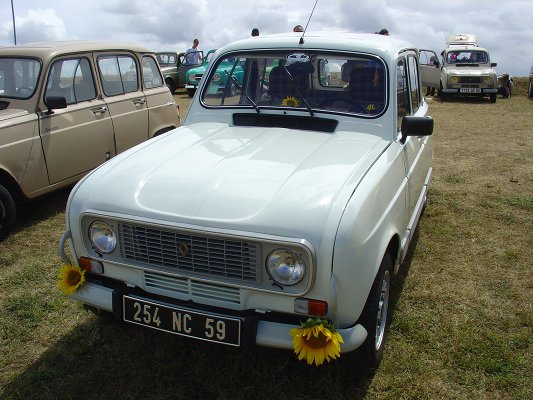 Thenay 2011 série 1 numéro 14: une GTL avec des tournesols devant le capot et derrière le pare-brise