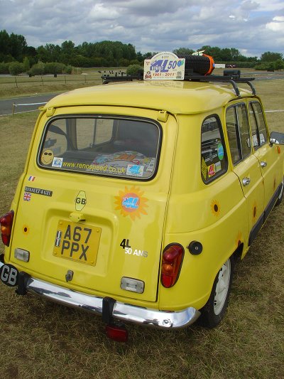 Thenay 2011 série 1 numéro 17: la GTL jaune de Brian Hunt de l'Angleterre, avec des autocollants de tournesols partout