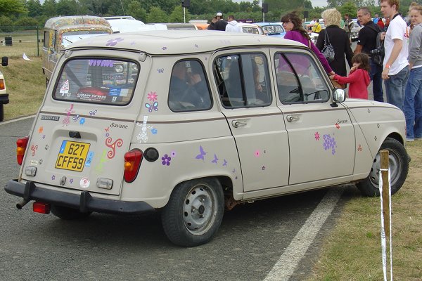 Thenay 2011 série 1 numéro 18: une Renault 4TL Savane beige orné avec des fleurs et d'autres dessins