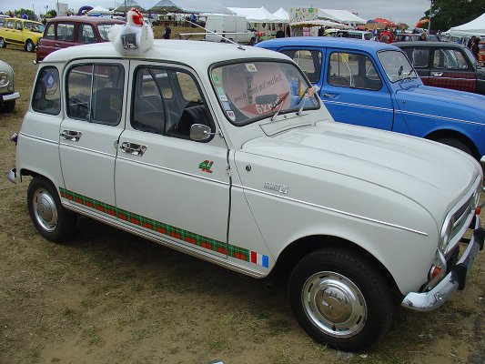 Thenay 2011 série 1 numéro 21: un ancien modèle blanc en bon état avec certaines curiosités ornant l'intérieur et l'extérieur