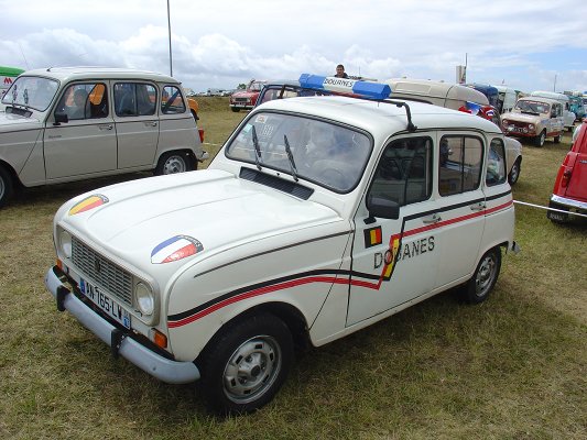 Thenay 2011 série 1 numéro 22: cette voiture a les drapeaux de la France et la Belgique sur le capot, et le dessin avec 'DOUANES' sur la côté, comme dans le film Rien à Déclarer