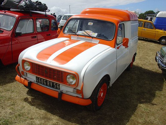 Thenay 2011 série 1 numéro 23: une fourgonette orange et blanche, avec deux bandes orange sur le capot