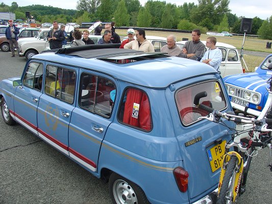 Thenay 2011 série 1 numéro 25: une Renault 4GTL allongée à sept portes et trois toits ouvrants