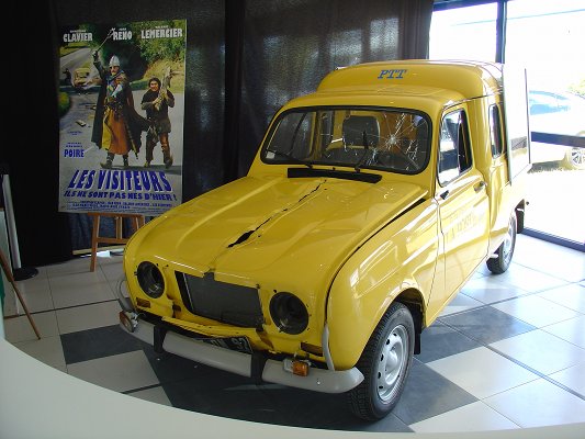 Thenay 2011 série 1 numéro 26: une fourgonette jaune avec le capot et le pare-brise dommagé, du film Les Visiteurs