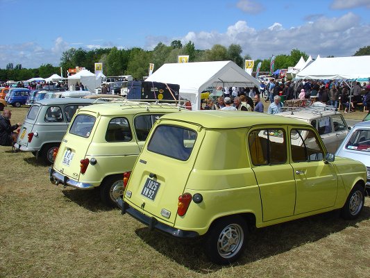 Thenay 2011 série 1 numéro 33: une vue des exposants au fond avec plusieurs R4s devant