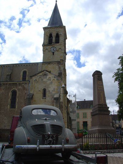 Thenay 2011 série 1 numéro 39: le derrière d'une Renault 4CV sur une remorque dans la ville du Donjon