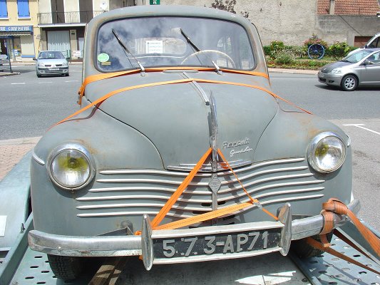 Thenay 2011 série 1 numéro 40: l'avant de la Renault 4CV grise avec un peu de verte, montrant très peu rouille