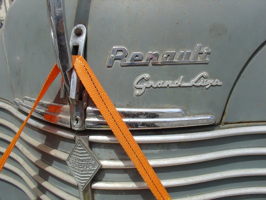 Thenay 2011 série 1 numéro 41: le logo sur le capot, 'Renault Grand Luxe'