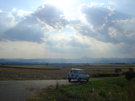 Reflexia under a dramatic canopy of sunbeams, with the plains and distant summits of les Monts Dômes behind