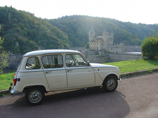 Queen Geanine in front of the Château de la Roche