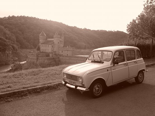 Queen Geanine in sepia, beside Château de la Roche