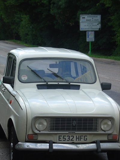 Queen Geanine leaving the departmental town with a sign behind reading 'Bienvenue à Bar-le-Duc'