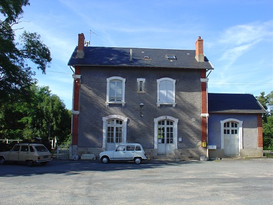 Reflexia and a Renault 6 are parked outside the quaint rural railway station at Louroux-de-Bouble