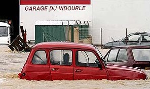 R4 in a flood in Sommieres, southern France / 4L dans une inondation à Sommieres, le sud de France, 2002-09-10